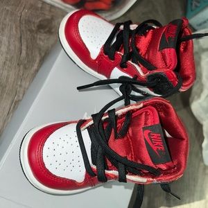 This is a jordan retro 1 size 5C in toddler